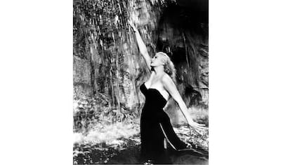 Anita Ekberg, una de las actrices fetiches de Federico Fellini, en la emblemática La dolce vita