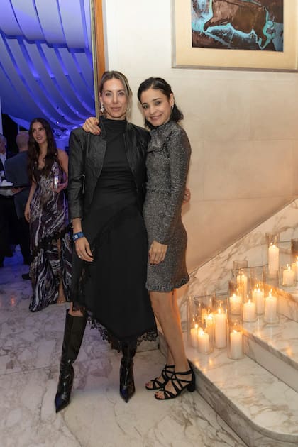 Anita Espasandín posó con su gran amiga Elena Bordeu, que trabaja para la Fundación Hospital de Clínicas y esa noche le acercaron una torta para soplar las velitas, ya que era su cumpleaños
