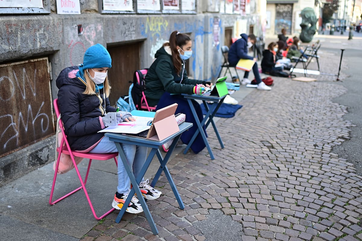 Anita Lacovelli y otros alumnos se sientan frente a la escuela Italo Calvino en Turín mientras protestan contra el cierre de escuelas debido a las restricciones por Covid-19, el 17 de noviembre de 2020