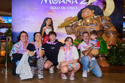 Anita Martínez, en cambio, mostró su mejor sonrisa a los fotógrafos junto a su hijo Lorenzo y un batallón de familiares y amigos