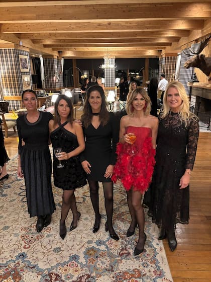 Anita Pérez Bustos, Lulu Cahen d'Anvers, Magdalena "Mimi" Robirosa, Vicky Fariña y Valeria Mazza, espléndidas