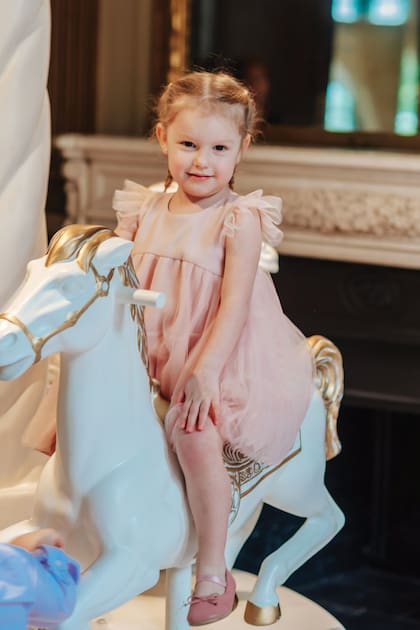 Anita se mostró feliz con su vestido de gasa y tul en rosa empolvado, de La Blancherie, que acompañó con ballerinas a juego.