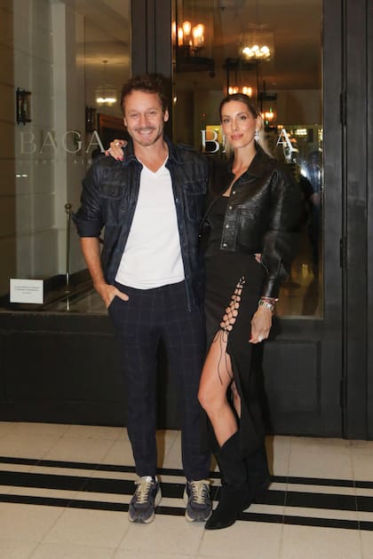 Anita y Benjamín
posan abrazados
antes de entrar al
cumpleaños que
fue organizado por
la agencia JECAN.
Para la ocasión,
la homenajeada
eligió un vestido
largo con gran tajo
semicerrado por un
lazo a media pierna.