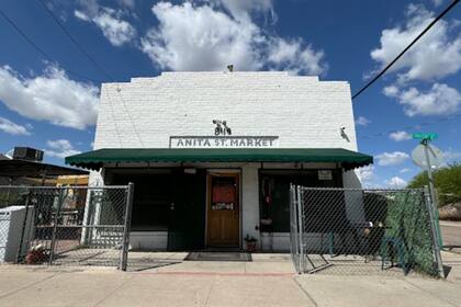 Anita’s Street Market, un negocio ubicado en Tucson, fue construido en 1936 y es uno de los últimos comercios originales en Arizona que es operado por la misma familia