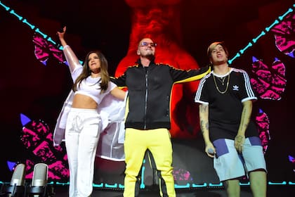Anitta, J Balvin y Duki en el Luna Park después de cantar "Machika".