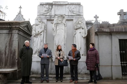 El mausoleo de Mitre, en la Recoleta, hecho con esculturas de Edoardo Rubino que representan a la libertad, al centro, flanqueda por el deber (en la foto a la derecha) y la justicia (a la izquierda).