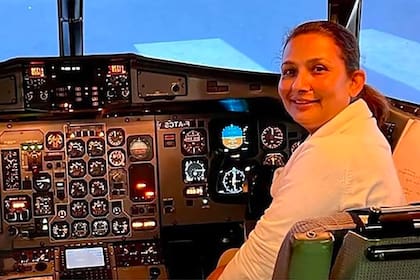 Anju Khatiwada trabajaba como copiloto porque tenía un gran sueño; desde que murió su esposo, se unió a las filas de Yeti Airlines