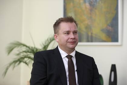 El ministro de Defensa de Finlandia, Antti Kaikkonen, que pidió licencia por paternidad, habla durante una entrevista