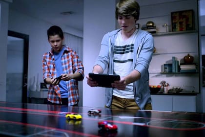 Anki Drive, la línea de autos de juguete controlados a distancia por smartphones, y que permite tener un modelo con personalidades y características propias