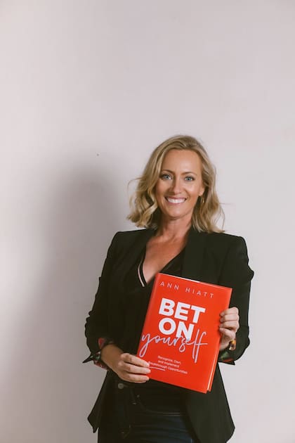 Ann Hiatt posa con su libro