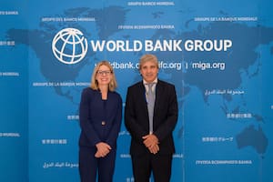 Anna Bjerde, directora gerente de Operaciones del Banco Mundial, junto al ministro de Economía, Luis Caputo