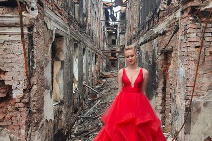 Anna Episheva esperó por mucho tiempo el día de su graduación, pero la guerra en Ucrania la obligó a vivir su día soñado en ruinas