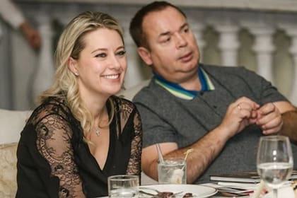 Anna Fedoseeva junto a Sergey Grishin, el millonario exbanquero que tiene un apodo nada elogioso: lo llaman el "Oligarca Caracortada"