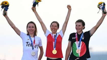 Anna Kiesenhofer (centro) es la primera medallista de oro de Austria desde los Juegos de Atenas 2004.