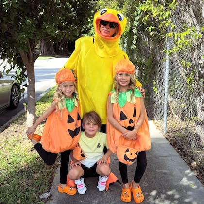 Anna Kournikova, pareja de Enrique Iglesias, fue de las primeras famosas en mostrar su look para Halloween. La extenista rusa, quien está a la espera de su cuarto hijo con el cantante, compartió en sus redes sociales un divertido disfraz de patito junto a sus tres hijos