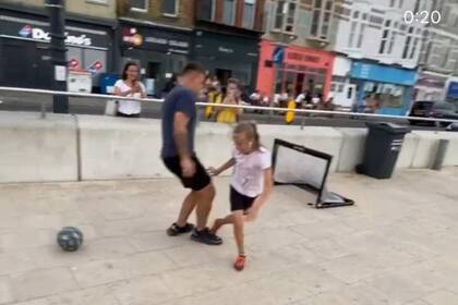 Anna, la joven de 12 años nacida en Inglaterra, se volvió viral en las redes por su habilidad para jugar al fútbol