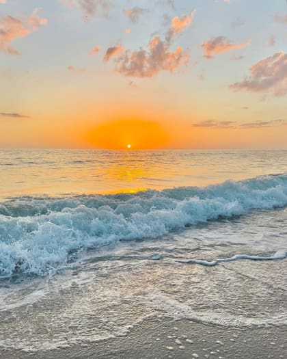 Anna Maria Island se destaca por sus aguas color turquesa y sus vistas en el atardecer