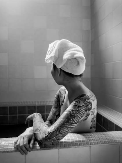 Anna, otra de las mujeres de la yakuza retratadas por Chloé, en un baño tradicional japonés en Takamatsu, al sureste de Tokio (Foto: CHLOÉ JAFÉ)