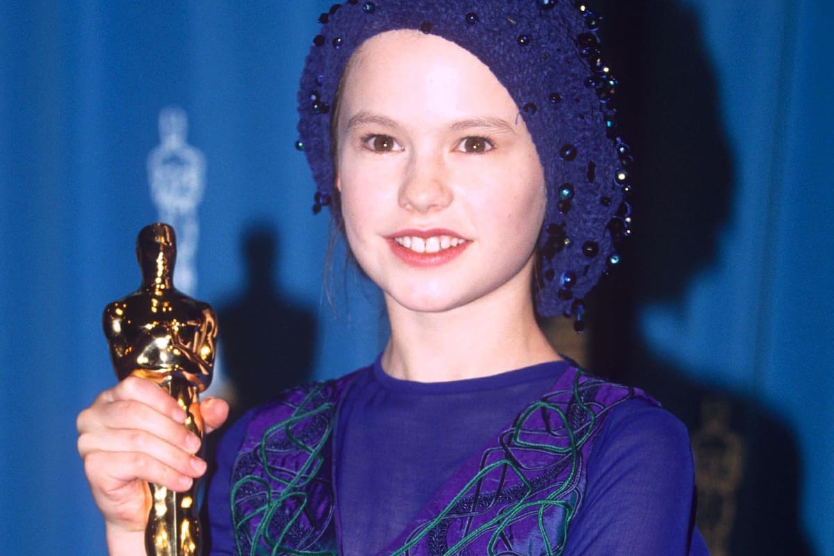 Anna Paquin posa junto a su Oscar, tras ser distinguida como mejor actriz de reparto a los 11 años