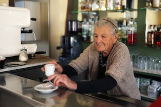 Anna Possi, tiene 101 años y atiende su propio bar: “Mi secreto es comer poco y trabajar, tengo siempre la mente ocupada en hacer cosas, no me rindo ante la realidad que tengo”