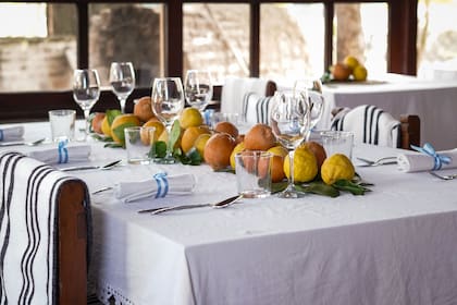 "Anna Restaurante" solo atiende 20 cubiertos por turno y está rodeado de árboles frutales cítricos (Crédito: María Luz Larramandy)