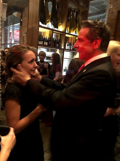 Anna Ruch dijo que se sintió "incómoda y avergonzada" cuando Cuomo colocó sus manos en su cara y le pidió besarla