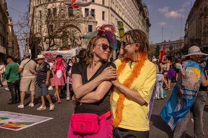 Anna Sokolova, a la izquierda, con su esposa, Antonina Lysikova, durante la Marcha del Orgullo