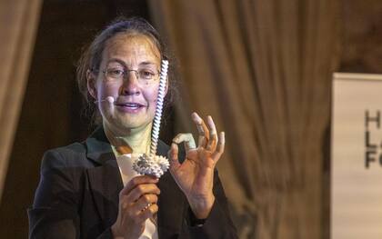 Anna Wienhard, organizadora del Foro, en plena disertación sobre conceptos matemáticos