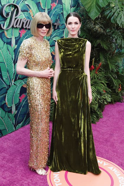 Anna Wintour, con un traje dorado de silueta ajustada, posa junto a su hija, Bee Carrozzini, quien estaba nominada como productora del musical Parade. No sólo se llevó el premio, sino que su vestido de terciopelo largo color verde oliva fue uno de los que más llamaron la atención.