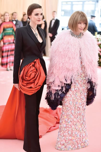 Anna Wintour, con un vestido de flores bordadas de Chanel, y su hija Bee Carrozzini, con un esmoquin diseñado por Sarah Burton para Alexander McQueen. En 2019