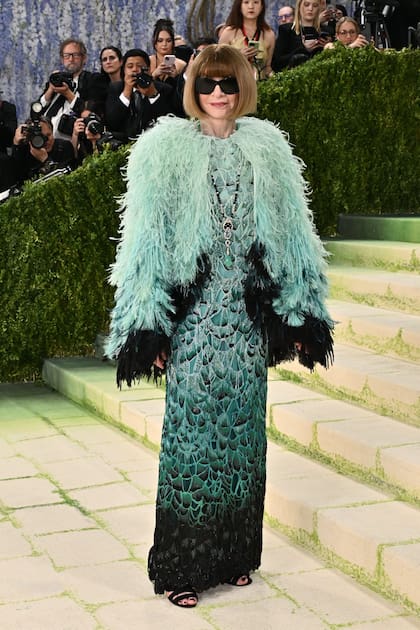 Anna Wintour en la Gala del Met en mayo; antes de que el Met se comprometiera con la exposición de Galliano, el diseñador se reunió con líderes judíos en encuentros organizados en parte por Wintour y Andrew Bolton, el curador del Costume Institute(Photo by Evan Agostini/Invision/AP)