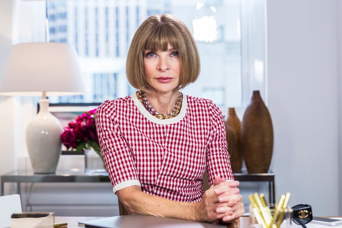 Anna Wintour en un retrato tomado en su escritorio que publicó Vogue