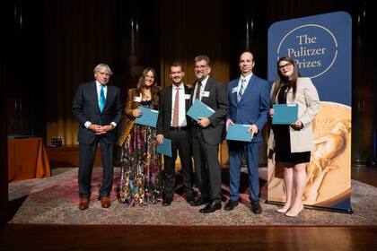 Anna Wolfe, a la izquierda, recibe el premio por su investigación