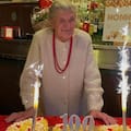 Tiene 101 años, atiende su propio bar y revela el secreto para mantenerse vital