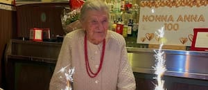 Tiene 101 años, atiende su propio bar y revela el secreto para mantenerse vital