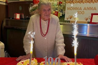 Tiene 101 años, atiende su propio bar y revela el secreto para mantenerse vital