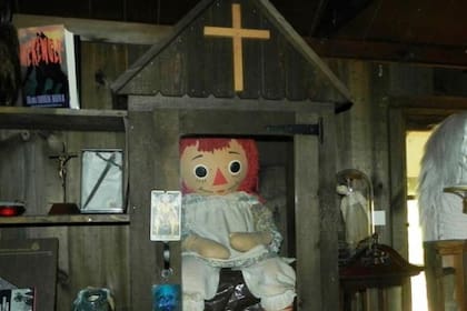Annabelle es la celebridad del museo de lo oculto de los Warren y, al contrario de lo que se dijo recientemente, nunca escapó de la casa de los Warren