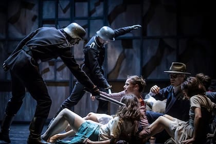 Una escena de Anne Frank por el ballet de la Ópera Báltica