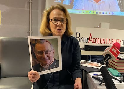 Anne Barrett Doyle, directora de la organización Bishop Accountability, advirtió que los dos principales favoritos para suceder al papa Francisco —el cardenal italiano Pietro Parolin, exsecretario de Estado, y el cardenal filipino Luis Antonio Tagle— no serían buenas opciones para liderar la Iglesia, debido a sus cuestionables antecedentes en el manejo de casos de abusos sexuales.