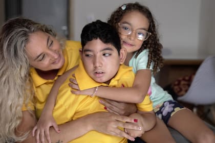 Anne Caroline Rosa con Moisés y María: las madres solteras son la mayoría de las cuidadoras de niños con síndrome congénito de zika