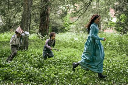Anne Elliot (Dakota Johnson) se divierte con sus sobrinos en la versión de "Persuasión"