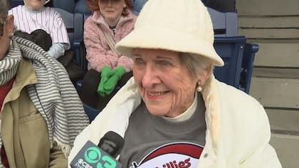 Anne Foley también celebró sus 101 años en el estadio de los Filis de Filadelfia, donde recibió un reconocimiento