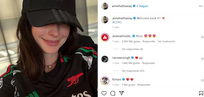 Anne Hathaway con la camiseta del Arsenal