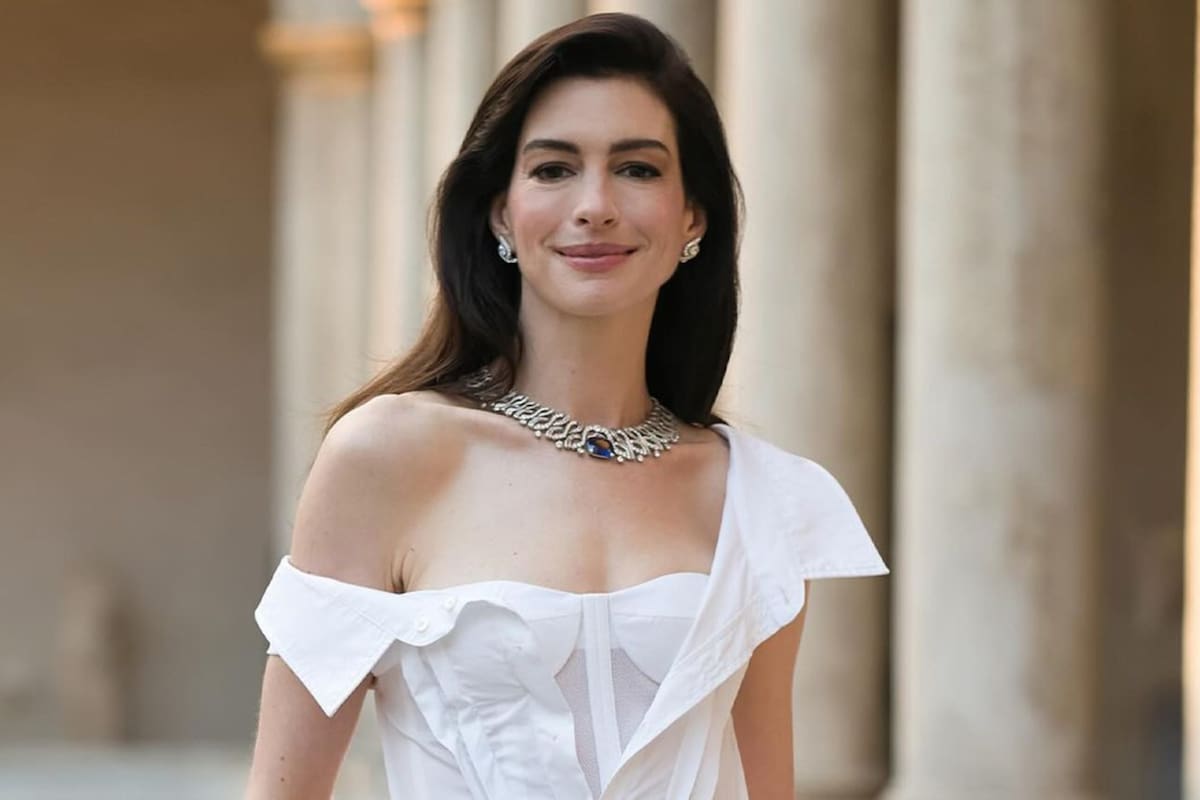 Anne Hathaway felicitó a los jugadores del Arsenal por la victoria ante el Real Madrid