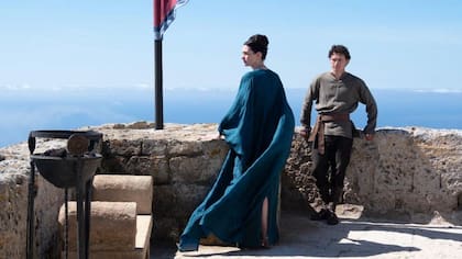 Anne Hathaway interpreta a Penélope, la esposa de Odiseo, y madre de su hijo Telémaco (Tom Holland)
