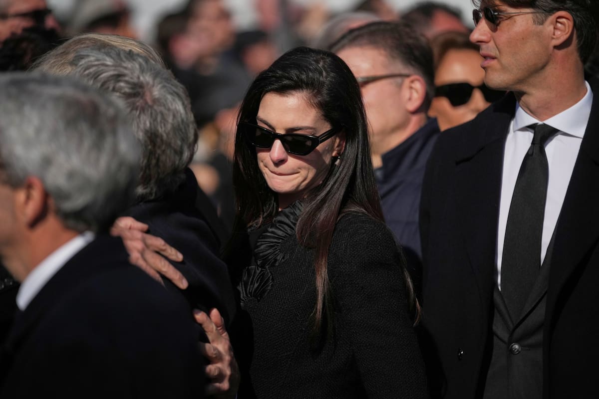 Anne Hathaway no pudo ocultar su congoja durante el funeral del célebre diseñador
