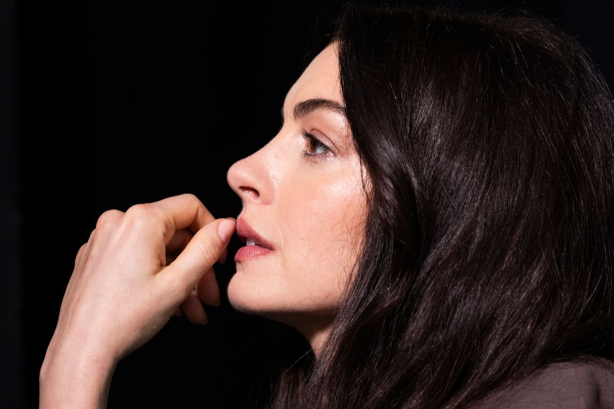 Anne Hathaway padeció un problema en la visión durante diez años que recién ahora pudo contar