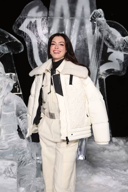 Anne Hathaway posó con un equipo Moncler de la última colección.