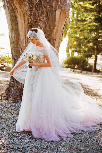 Anne Hathaway se casó en 2012 con el actor y productor estadounidense Adam Shulman enfundada en un vestido de novia hecho en seda de color marfil, ajustado hasta la cintura y una voluminosa falda en corte “A” con cuentas de cristal. La cola estaba pintada a mano y adornada con flores bordadas