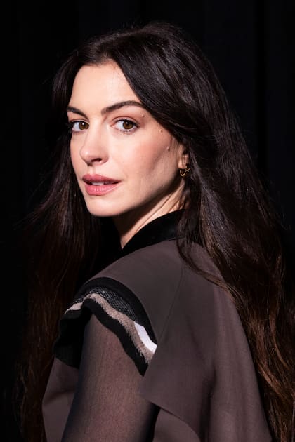 Anne Hathaway se desdobla para componer tres roles muy distintos entre sí: sus personajes en El diablo viste a la moda 2, La Odisea y Mother Mary